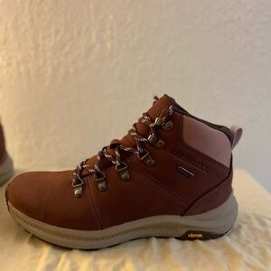 NWT Vibram Merrell Ontario 2 Women’s Size 9 Hiking Boots
